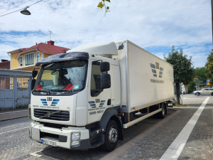 Flyttlastbil i stadsmiljö